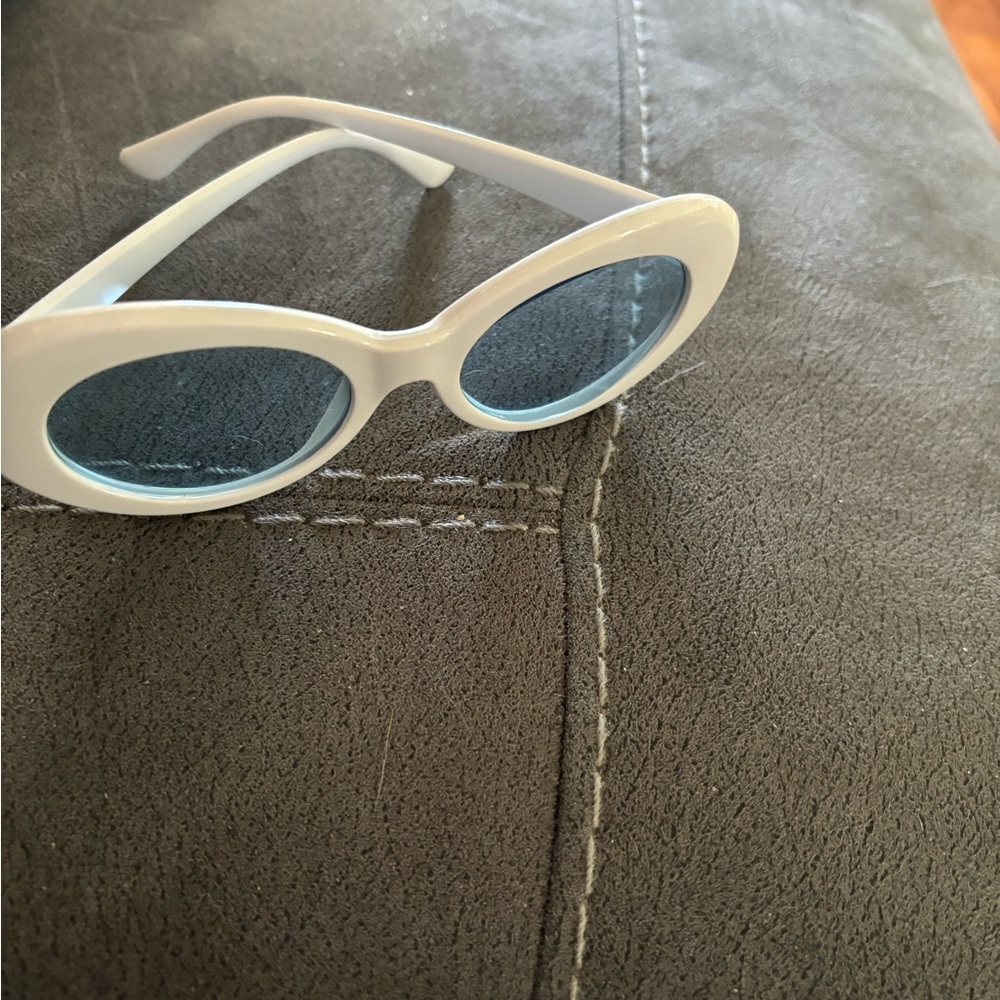 Novelty sunglasses-no scratches